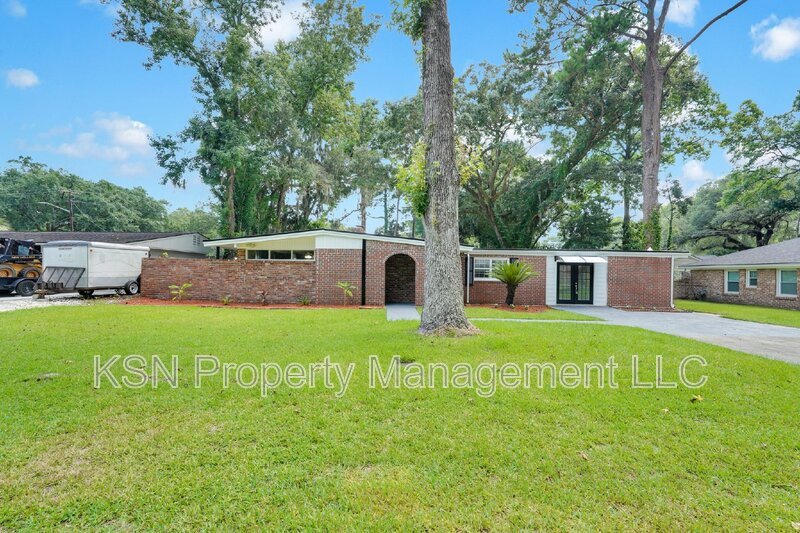 Spacious 4-Bedroom Home with 3 Full Baths at 117 Windsor Road, Savannah. property image