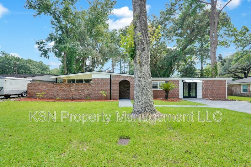 Spacious 4-Bedroom Home with 3 Full Baths at 117 Windsor Road, Savannah. property image