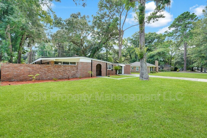 Spacious 4-Bedroom Home with 3 Full Baths at 117 Windsor Road, Savannah. property image