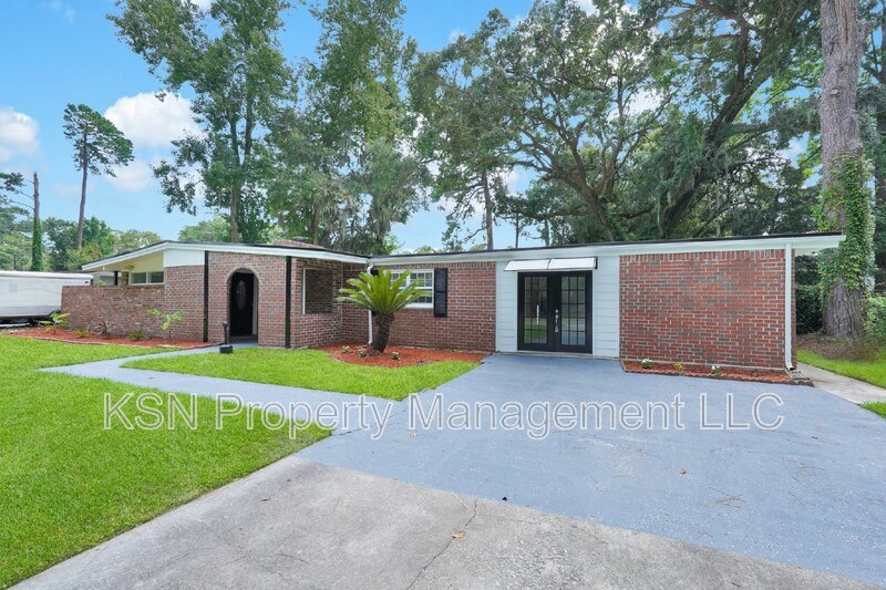 Spacious 4-Bedroom Home with 3 Full Baths at 117 Windsor Road, Savannah. property image
