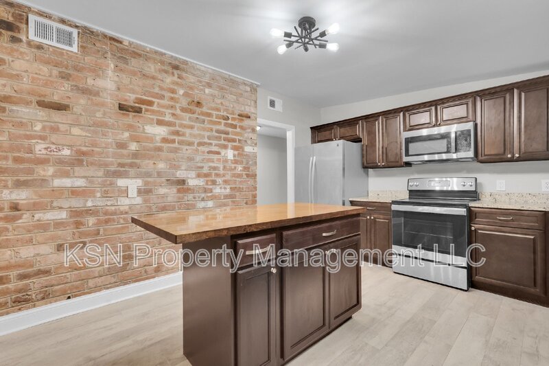 Spacious 4-Bedroom Home with 3 Full Baths at 117 Windsor Road, Savannah. property image