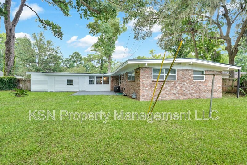 Spacious 4-Bedroom Home with 3 Full Baths at 117 Windsor Road, Savannah. property image