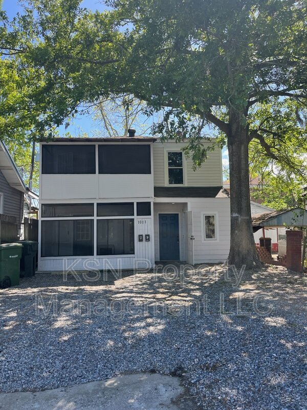 One bedroom close to Daffin Park. Utilities included. Laundry on site. property image