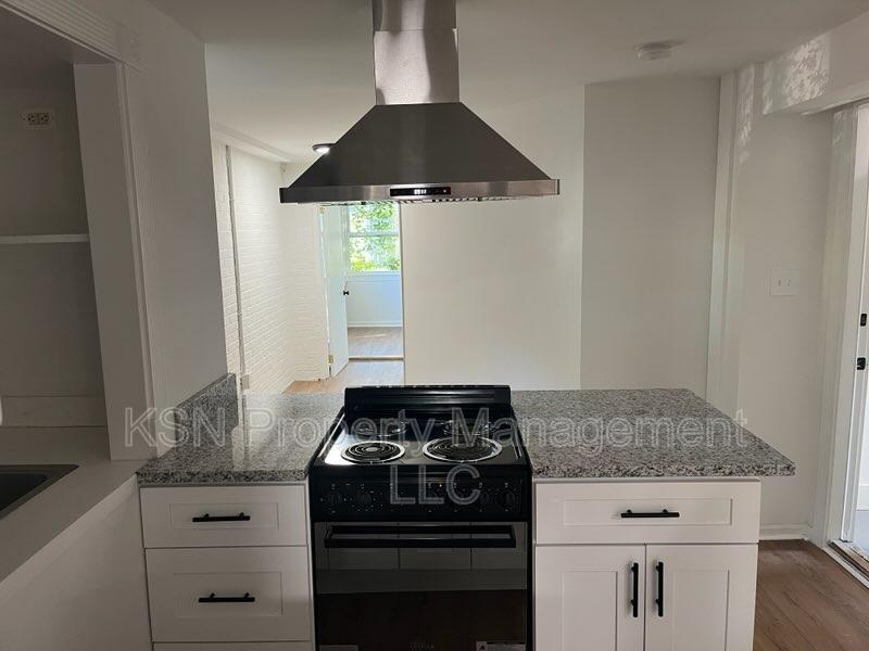 One bedroom close to Daffin Park. Utilities included. Laundry on site. property image