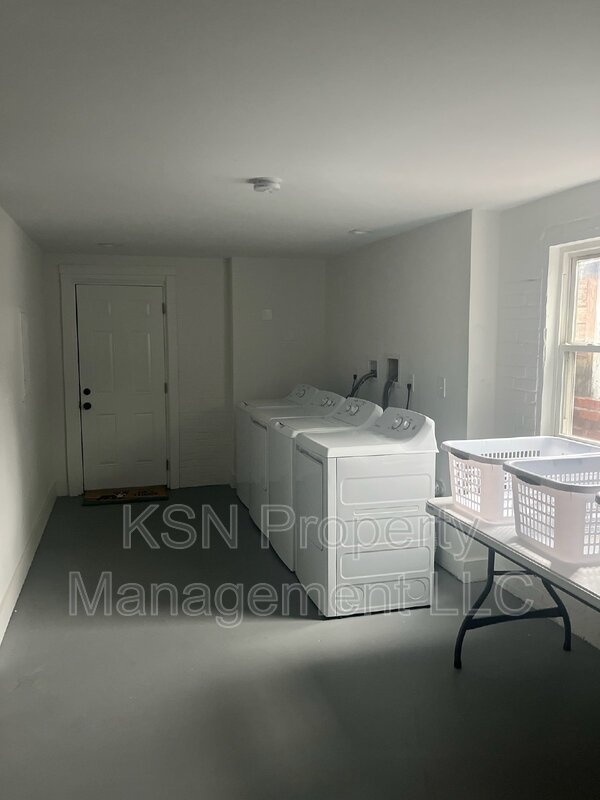 One bedroom close to Daffin Park. Utilities included. Laundry on site. property image