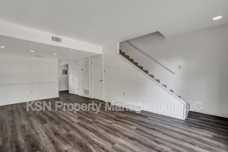 Lovely 2 bedroom townhome property image