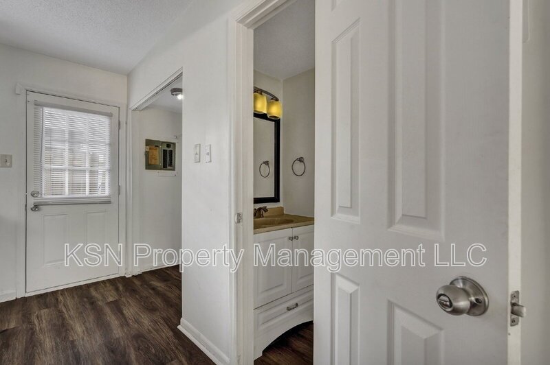 Lovely 2 bedroom townhome property image
