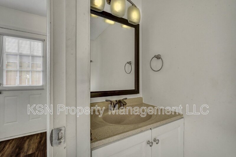Lovely 2 bedroom townhome property image
