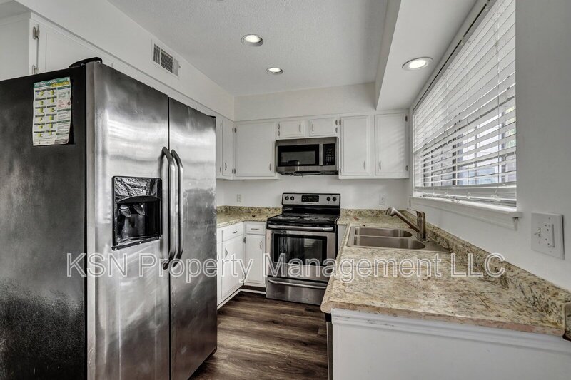 Lovely 2 bedroom townhome property image