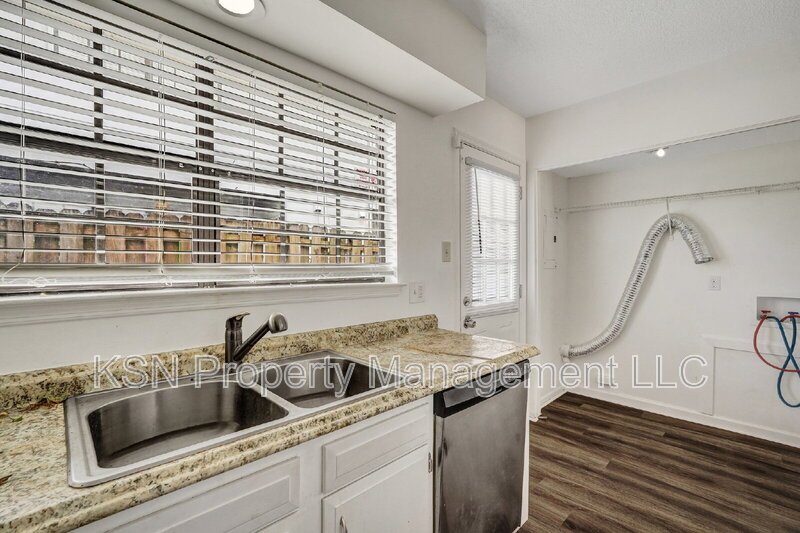 Lovely 2 bedroom townhome property image