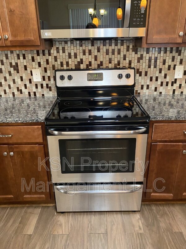 Charming 3-Bedroom Home for Rent in Savannah, GA – Convenient Live Oak Location! property image