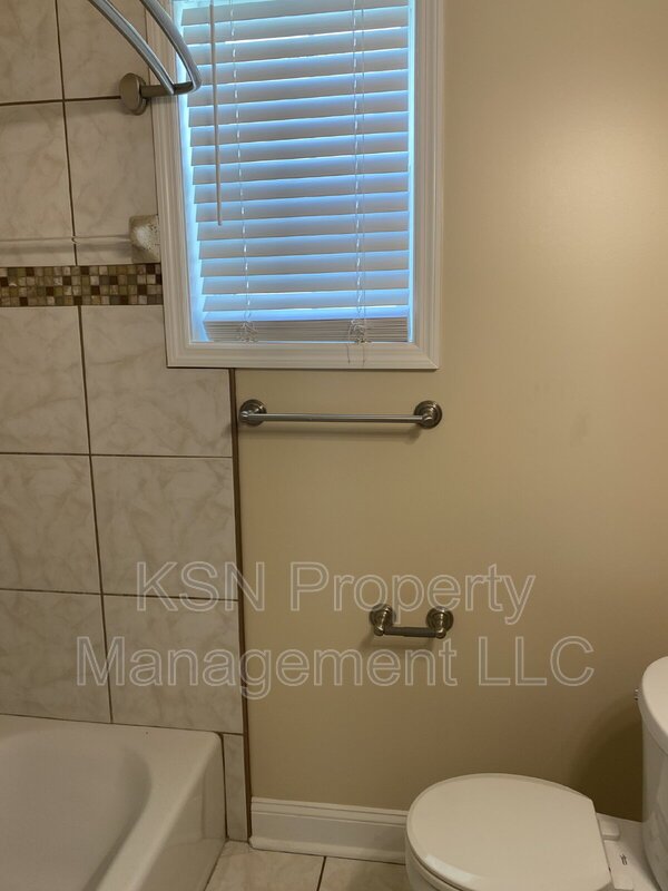 Charming 3-Bedroom Home for Rent in Savannah, GA – Convenient Live Oak Location! property image