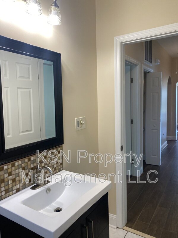 Charming 3-Bedroom Home for Rent in Savannah, GA – Convenient Live Oak Location! property image