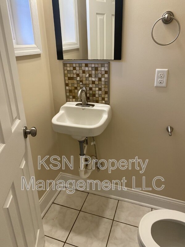Charming 3-Bedroom Home for Rent in Savannah, GA – Convenient Live Oak Location! property image