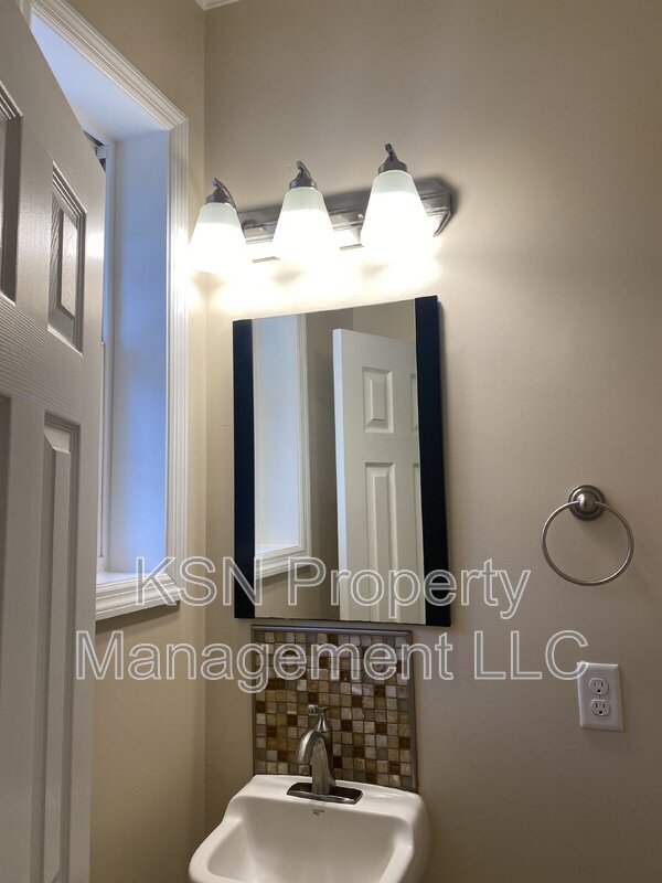 Charming 3-Bedroom Home for Rent in Savannah, GA – Convenient Live Oak Location! property image