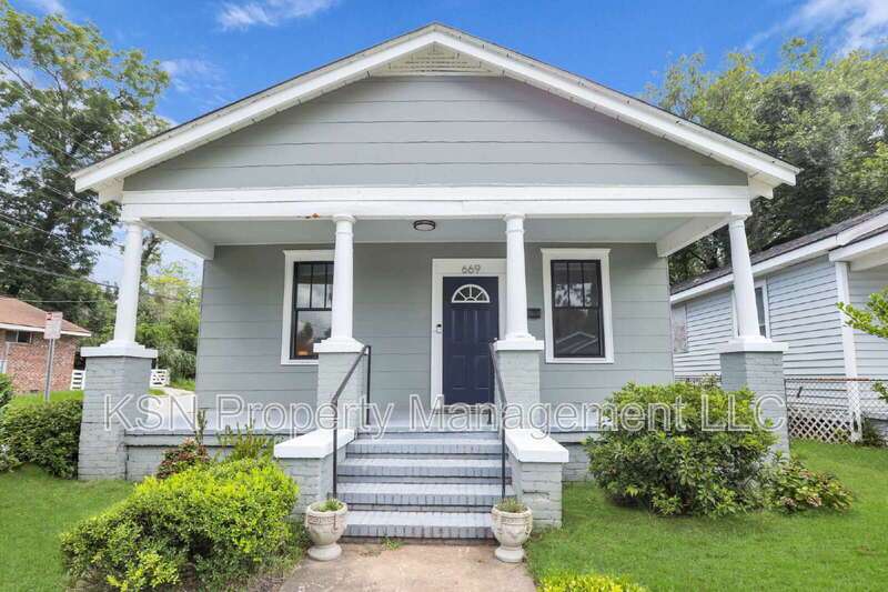 Charming 2-Bedroom Savannah Retreat with Vintage Hardwood Floors! property image