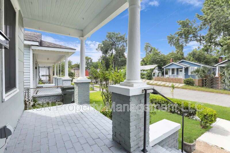 Charming 2-Bedroom Savannah Retreat with Vintage Hardwood Floors! property image