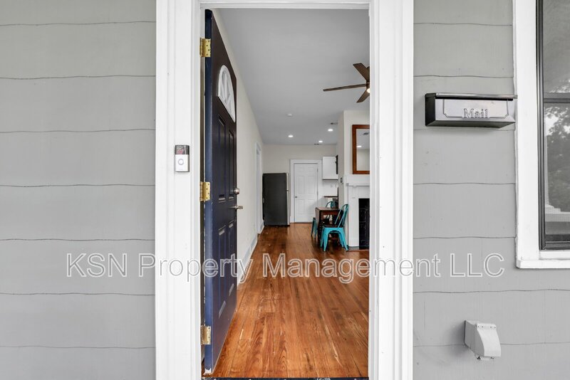 Charming 2-Bedroom Savannah Retreat with Vintage Hardwood Floors! property image