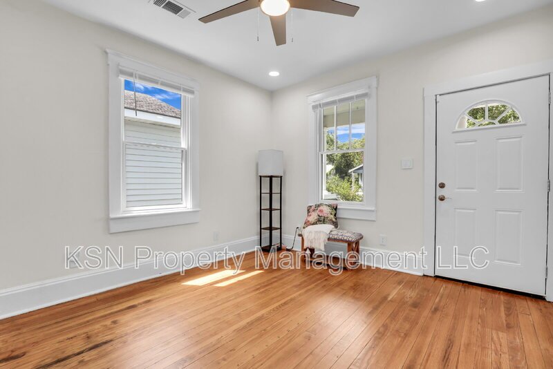 Charming 2-Bedroom Savannah Retreat with Vintage Hardwood Floors! property image