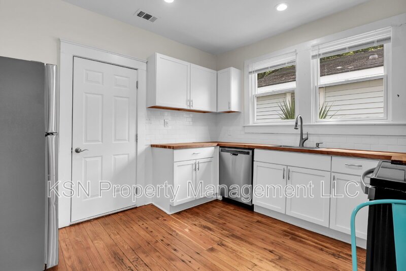 Charming 2-Bedroom Savannah Retreat with Vintage Hardwood Floors! property image