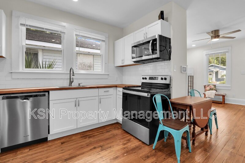 Charming 2-Bedroom Savannah Retreat with Vintage Hardwood Floors! property image