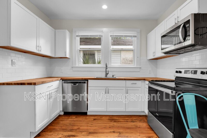 Charming 2-Bedroom Savannah Retreat with Vintage Hardwood Floors! property image