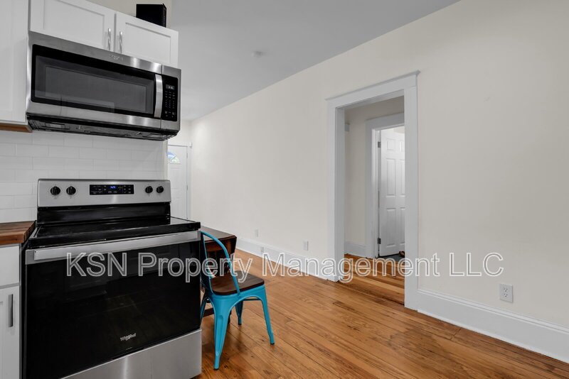 Charming 2-Bedroom Savannah Retreat with Vintage Hardwood Floors! property image