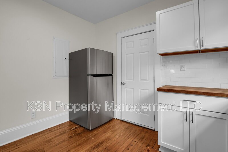 Charming 2-Bedroom Savannah Retreat with Vintage Hardwood Floors! property image