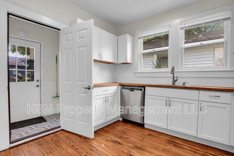 Charming 2-Bedroom Savannah Retreat with Vintage Hardwood Floors! property image
