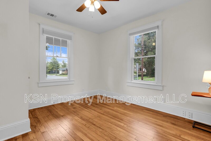 Charming 2-Bedroom Savannah Retreat with Vintage Hardwood Floors! property image
