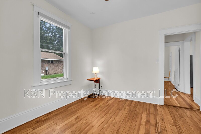 Charming 2-Bedroom Savannah Retreat with Vintage Hardwood Floors! property image