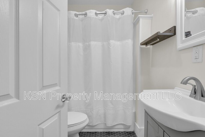 Charming 2-Bedroom Savannah Retreat with Vintage Hardwood Floors! property image