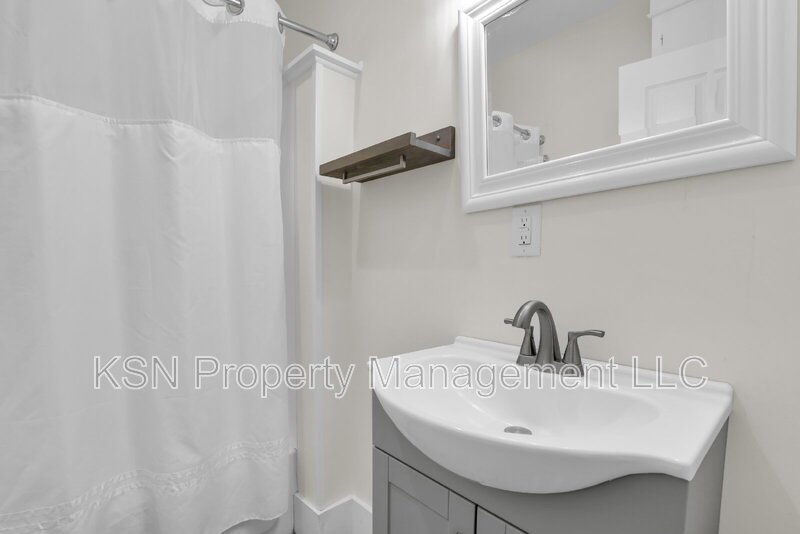 Charming 2-Bedroom Savannah Retreat with Vintage Hardwood Floors! property image