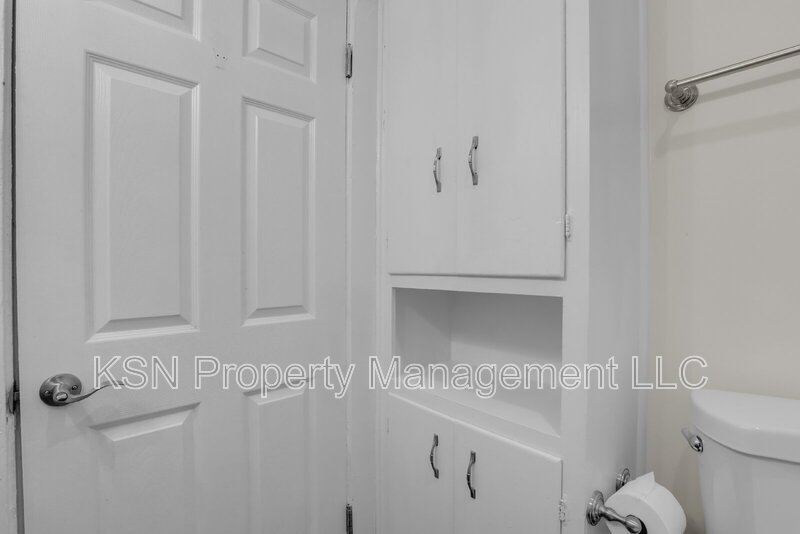 Charming 2-Bedroom Savannah Retreat with Vintage Hardwood Floors! property image