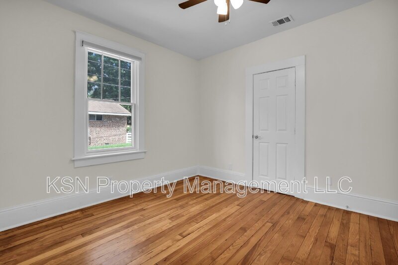 Charming 2-Bedroom Savannah Retreat with Vintage Hardwood Floors! property image