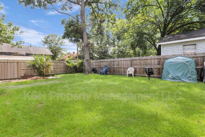 Charming 2-Bedroom Savannah Retreat with Vintage Hardwood Floors! property image