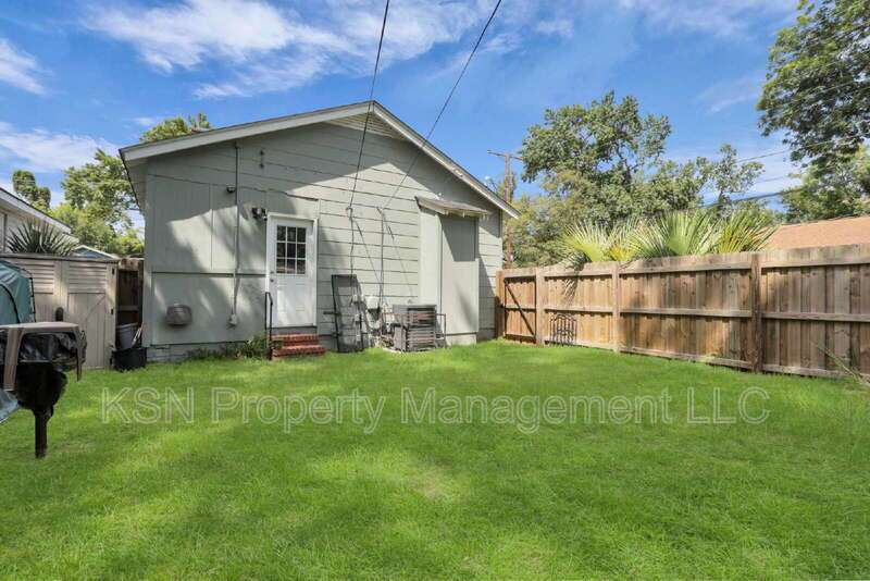Charming 2-Bedroom Savannah Retreat with Vintage Hardwood Floors! property image