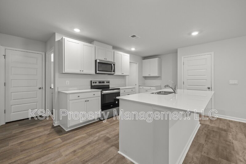 Brand new construction - large 5 bedroom house property image
