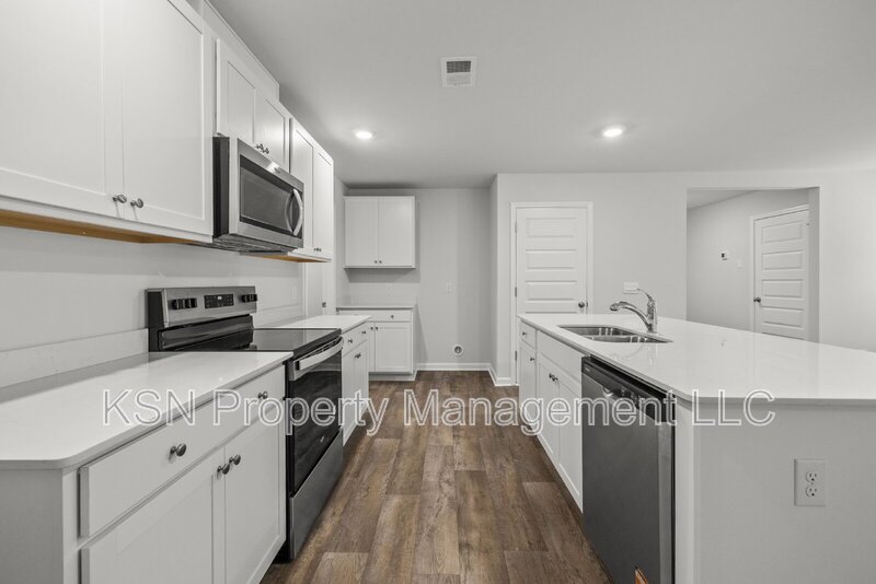 Brand new construction - large 5 bedroom house property image