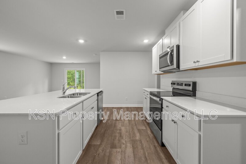 Brand new construction - large 5 bedroom house property image