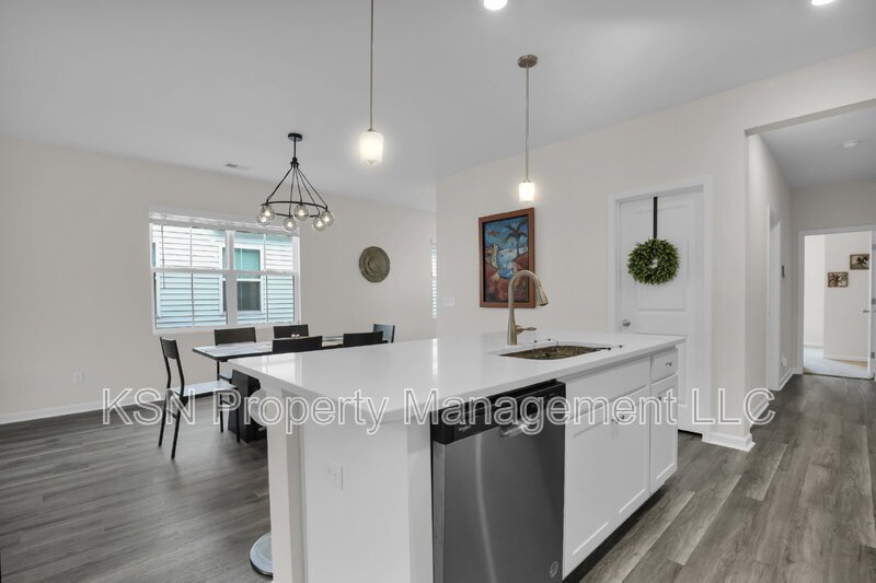 Beautiful Fully Furnished 4BR/2BA Home in Bloomingdale, GA – All Utilities Included! property image