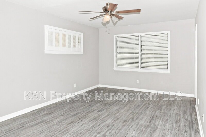 Updated 3-Bedroom Home with Fenced Yard & Screened Porch – Convenient Southside Savannah Location! property image