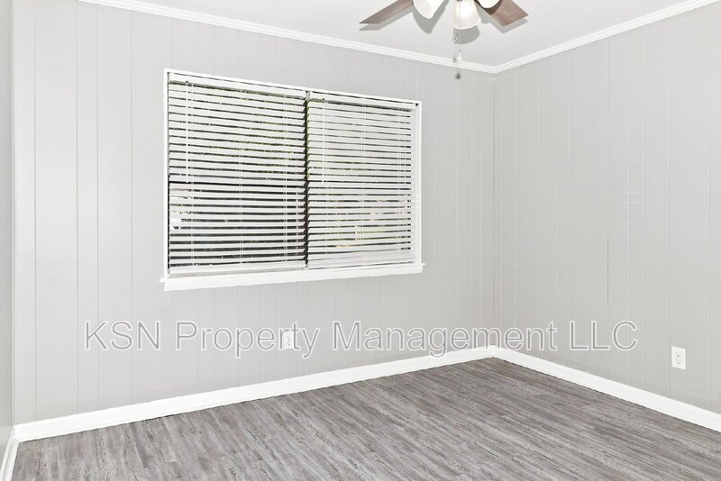 Updated 3-Bedroom Home with Fenced Yard & Screened Porch – Convenient Southside Savannah Location! property image