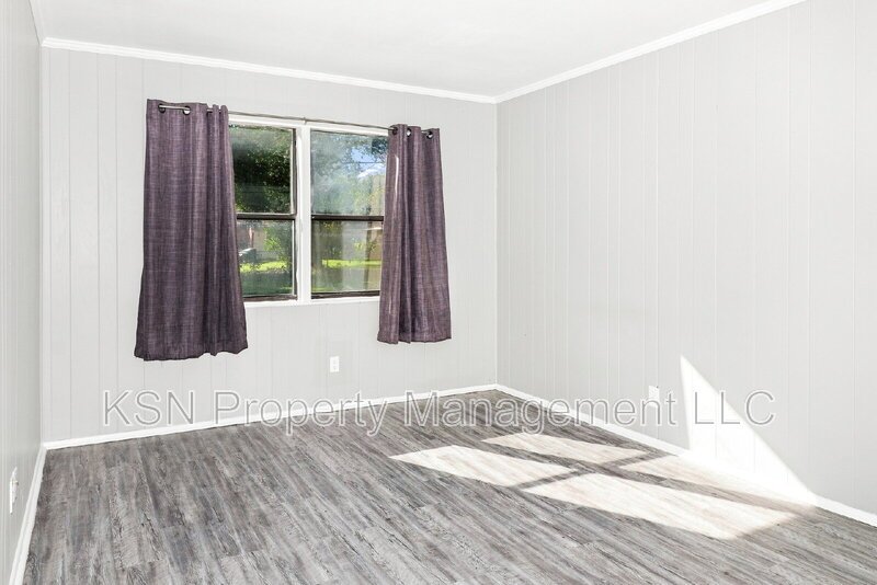 Updated 3-Bedroom Home with Fenced Yard & Screened Porch – Convenient Southside Savannah Location! property image