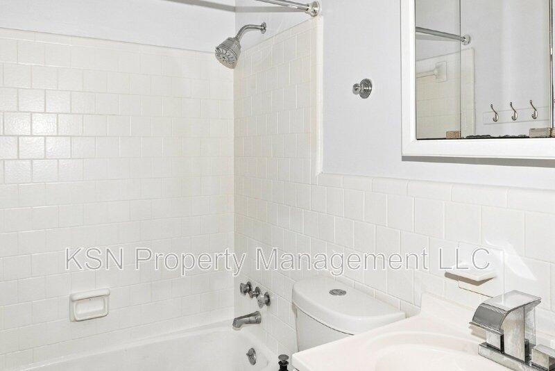 Updated 3-Bedroom Home with Fenced Yard & Screened Porch – Convenient Southside Savannah Location! property image