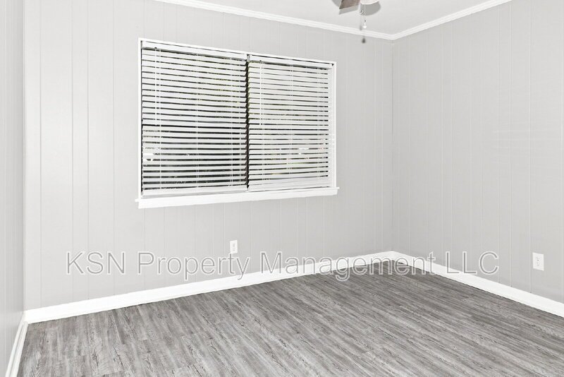Updated 3-Bedroom Home with Fenced Yard & Screened Porch – Convenient Southside Savannah Location! property image