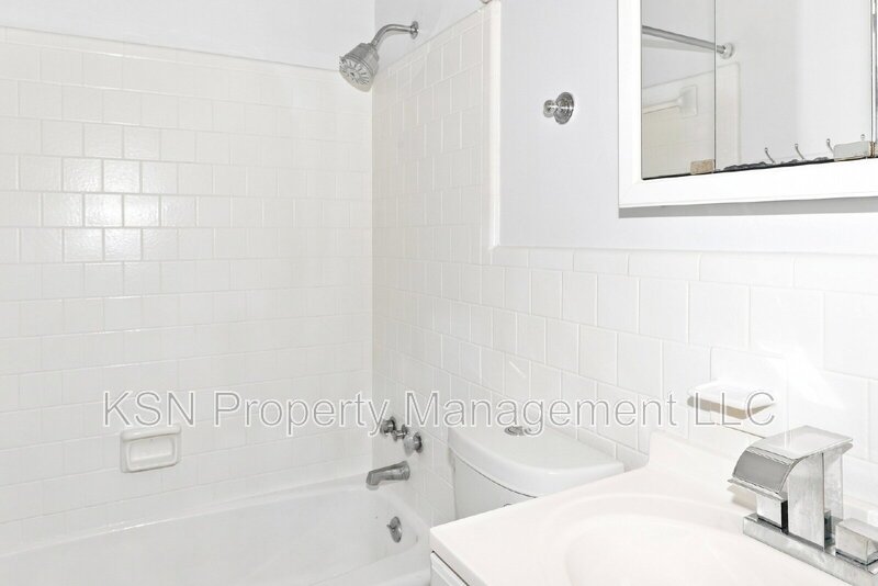 Updated 3-Bedroom Home with Fenced Yard & Screened Porch – Convenient Southside Savannah Location! property image