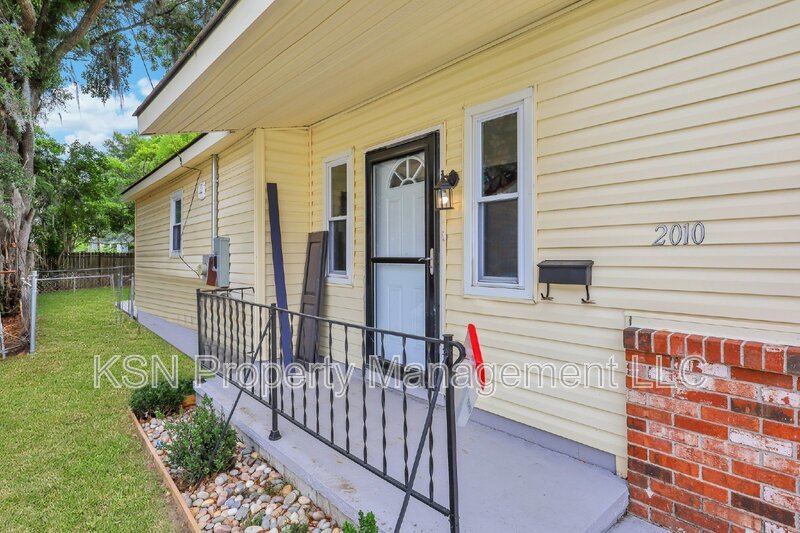 Charming 2-Bedroom Home in Savannah with Modern Amenities and Cozy Appeal! property image