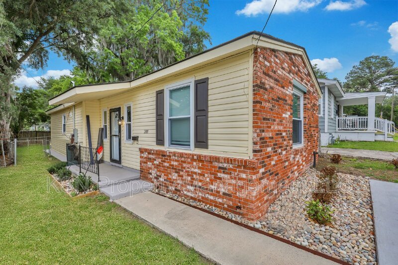 Charming 2-Bedroom Home in Savannah with Modern Amenities and Cozy Appeal! property image