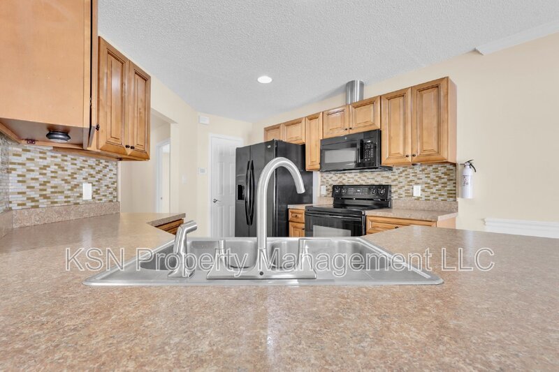 3-Bed, 2-Bath Home on Leghorn Street in Savannah! property image